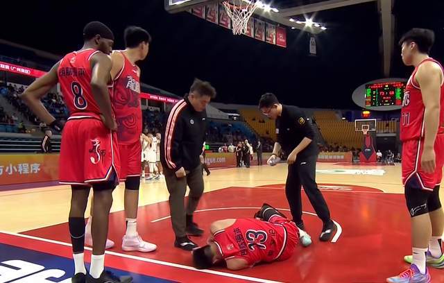 九游电竞平台-噩梦！复出之战又受伤，郭艾伦膝盖受创，被担架抬出，或赛季报销